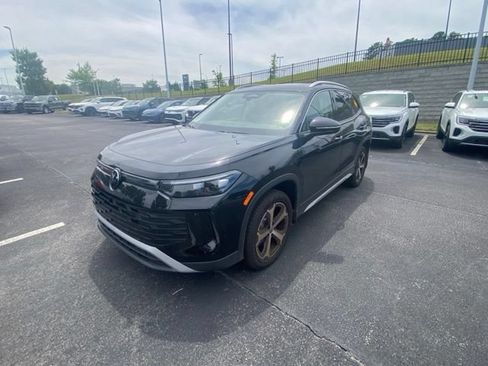 Used 2025 Volkswagen Tiguan SE w/ Panoramic Sunroof Package AWD/4WD image 9