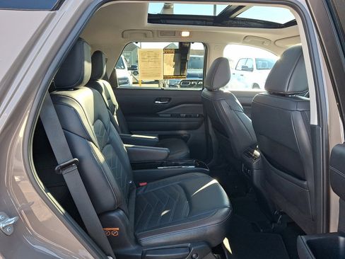Used 2023 Nissan Pathfinder Platinum image 14