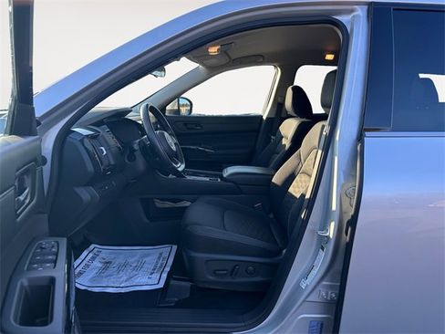 Used 2024 Nissan Pathfinder SV image 9