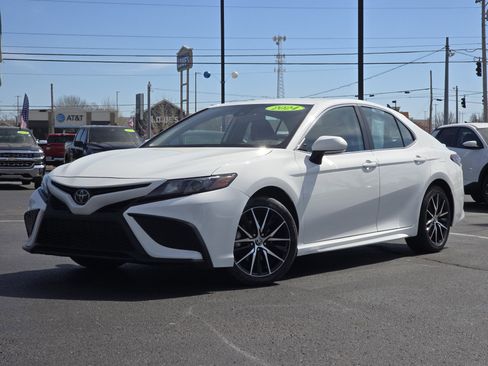 Used 2024 Toyota Camry SE image 1