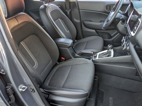 Used 2024 Hyundai Venue Limited image 19