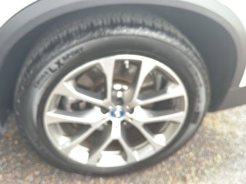 Used 2025 BMW X5 xDrive50e AWD/4WD image 17