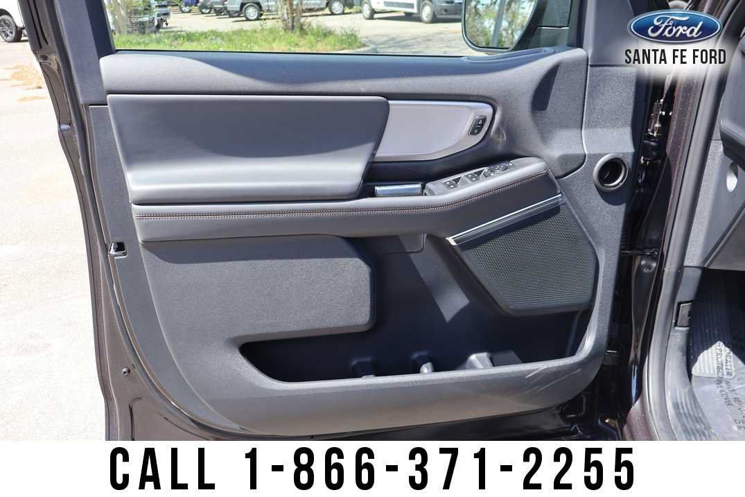 Used 2025 Ford Expedition Active RWD image 12