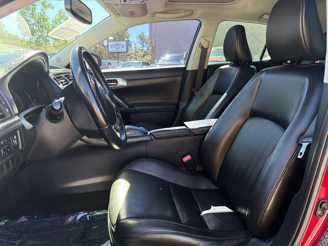 Used 2013 Lexus CT 200h w/ Premium Pkg w/Navigation FWD image 10
