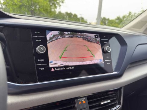 Used 2022 Volkswagen Taos SE w/ Panoramic Sunroof Package FWD image 15