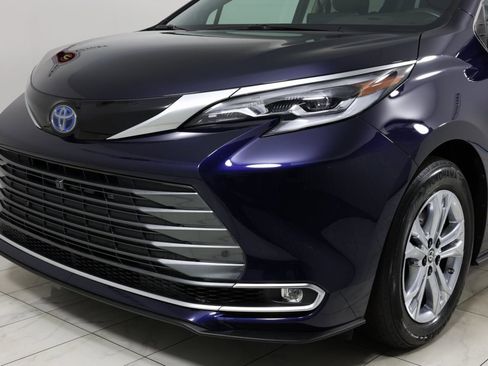 Used 2021 Toyota Sienna Platinum image 52