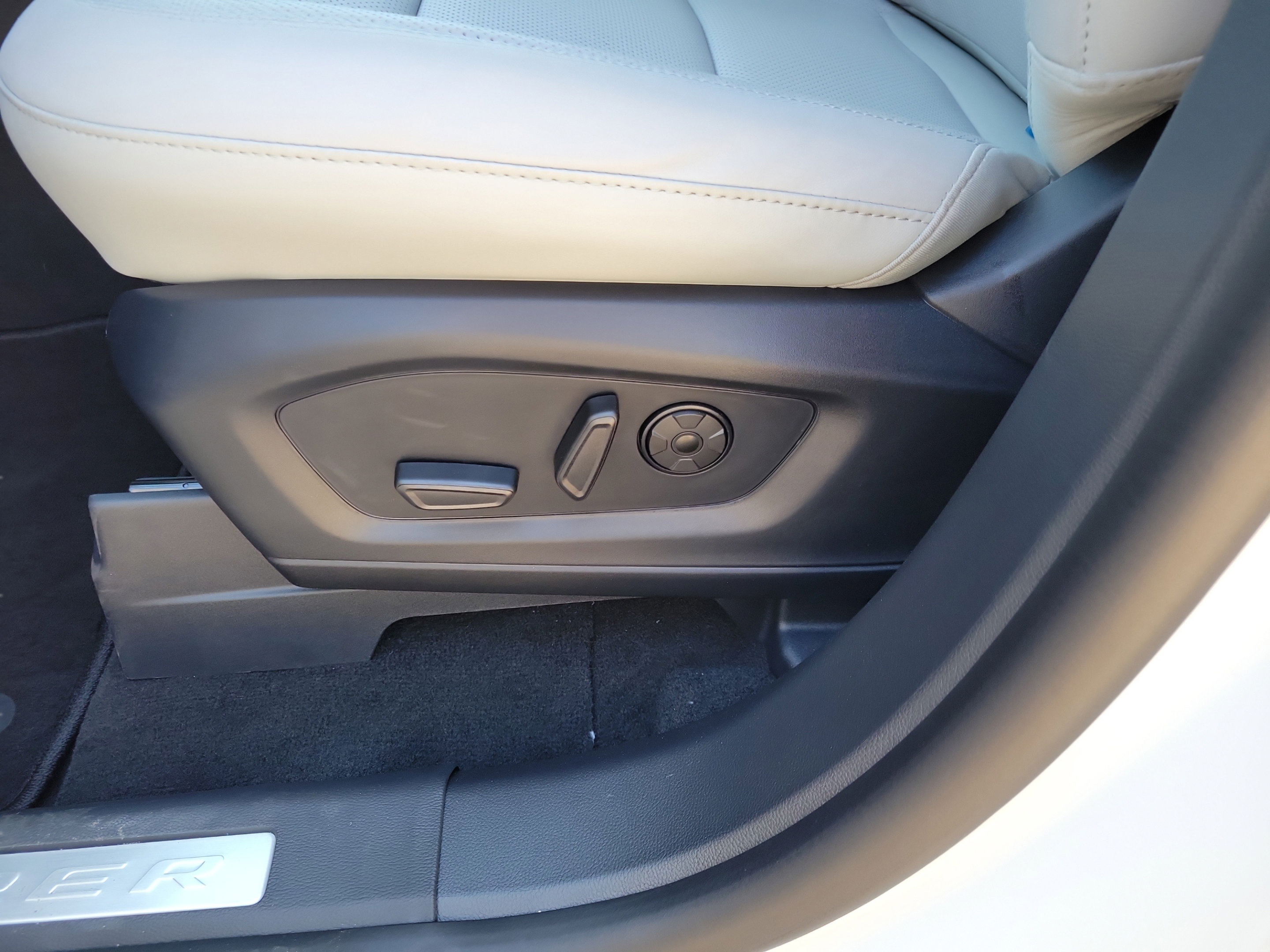 New 2026 Ford Explorer Platinum w/ LUX Leather Package AWD/4WD image 9