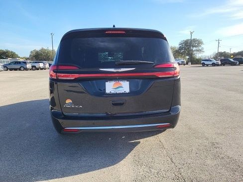 Used 2024 Chrysler Pacifica Touring-L image 4