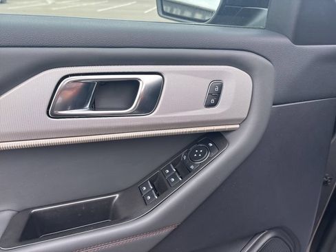Used 2025 Ford Explorer Active AWD/4WD image 35
