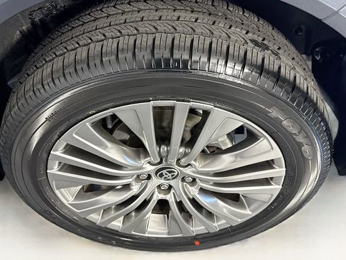 Used 2021 Toyota Venza Limited w/ Advanced Technology Package image 32