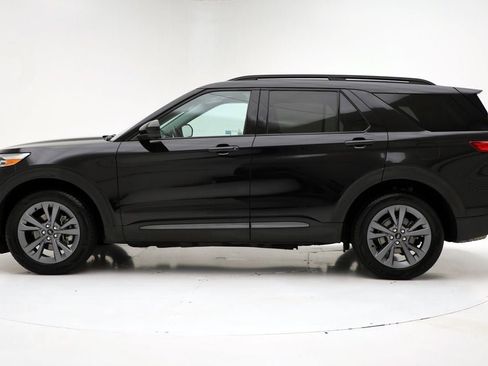 Used 2022 Ford Explorer XLT w/ Equipment Group 202A image 5