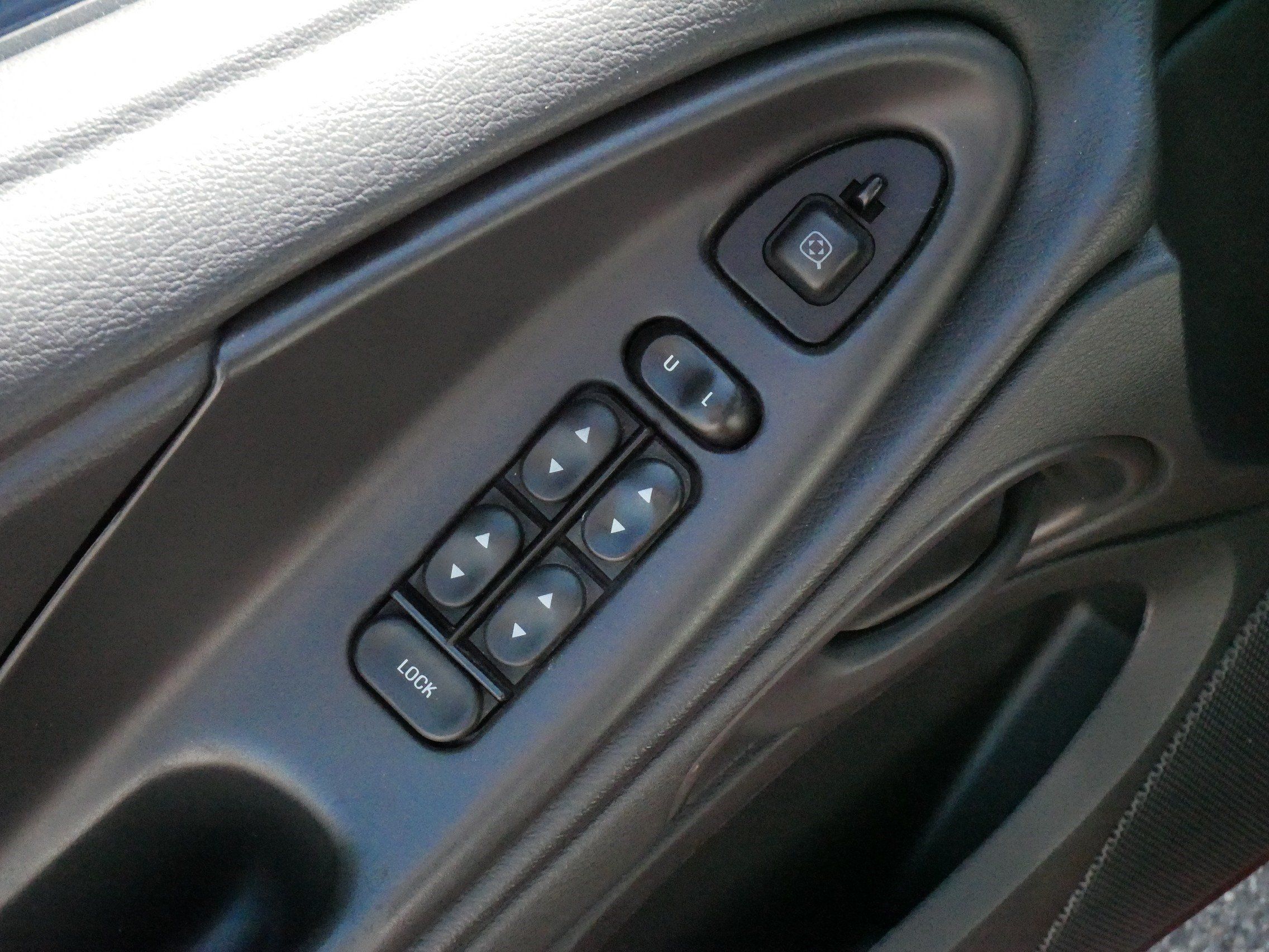 Used 2002 Ford Mustang Convertible RWD image 17
