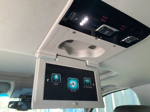 Used 2018 GMC Yukon SLT w/ Premium Edition image 10