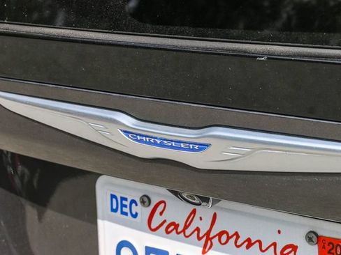 Used 2019 Chrysler Pacifica Touring-L FWD image 13