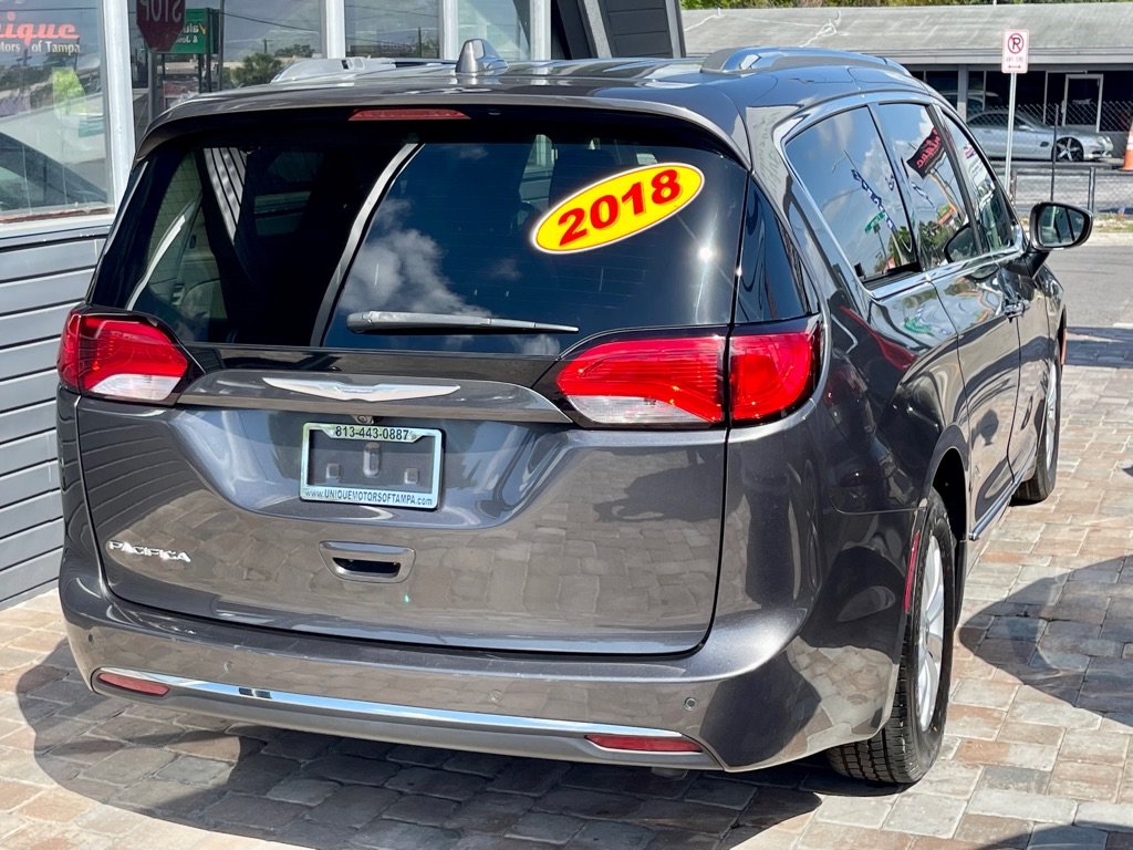 Used 2018 Chrysler Pacifica Touring-L FWD image 10