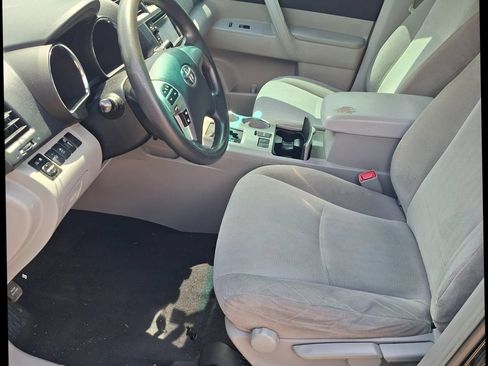 Used 2013 Toyota Highlander FWD w/ Cold Weather Pkg image 7