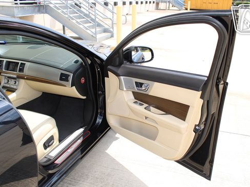 Used 2014 Jaguar XF 3.0 RWD image 18
