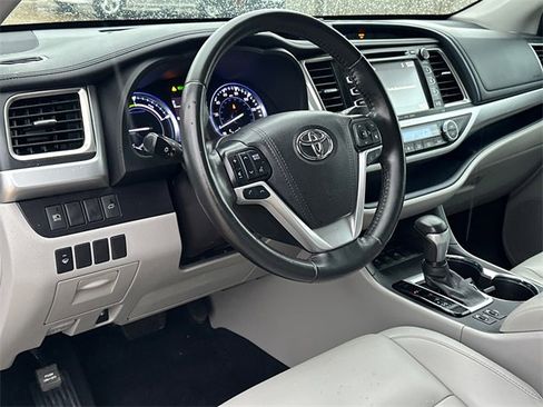 Used 2019 Toyota Highlander XLE image 22