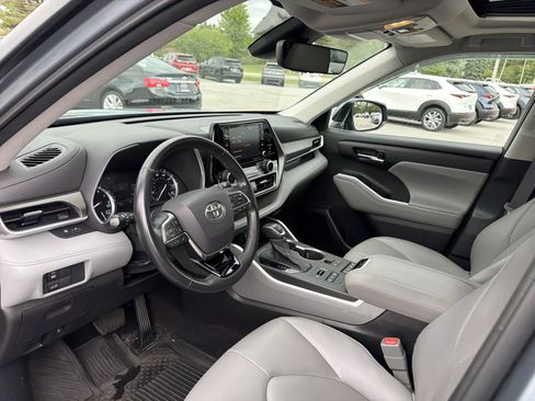 Used 2021 Toyota Highlander XLE AWD/4WD image 13