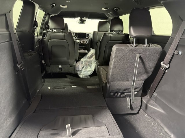 New 2027 Chrysler Pacifica Select FWD image 12