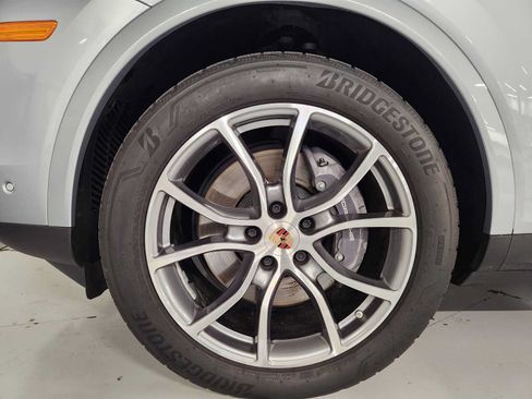 Used 2025 Porsche Cayenne AWD/4WD image 8
