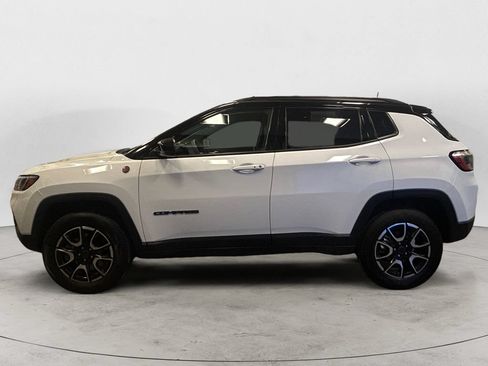 Used 2025 Jeep Compass Trailhawk AWD/4WD image 2