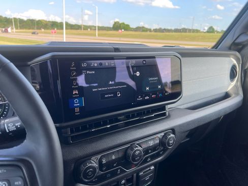 Used 2025 Jeep Wrangler Willys image 21