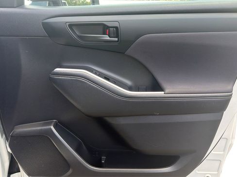 Used 2021 Toyota Highlander L FWD image 21