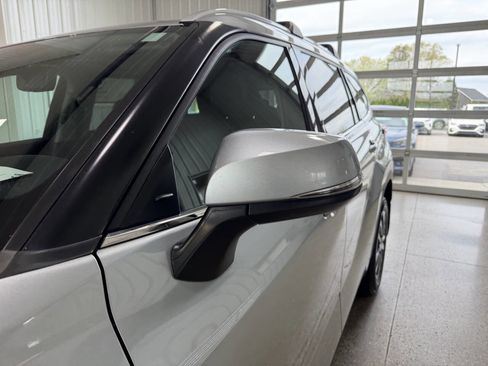 Used 2022 Toyota Highlander XLE AWD/4WD image 49