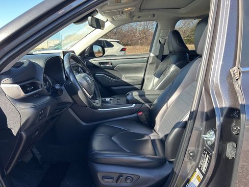 Used 2023 Toyota Highlander XLE image 11