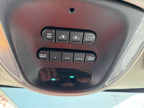 Used 2005 Chrysler Town & Country Touring FWD image 17