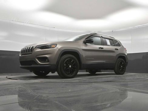 Used 2019 Jeep Cherokee Latitude Plus w/ Comfort/Convenience Group AWD/4WD image 35
