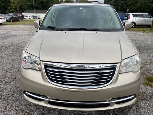 Used 2013 Chrysler Town & Country Touring FWD image 2
