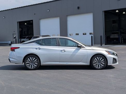 Used 2024 Nissan Altima 2.5 SV FWD image 8