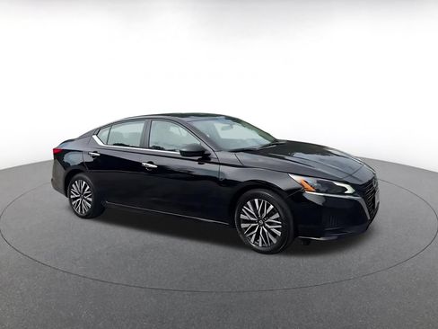 Used 2025 Nissan Altima 2.5 SV FWD image 2