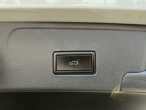 Used 2020 Volkswagen Atlas Cross Sport SE image 11