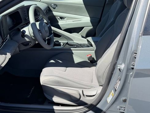 Used 2025 Hyundai Elantra SE FWD image 19