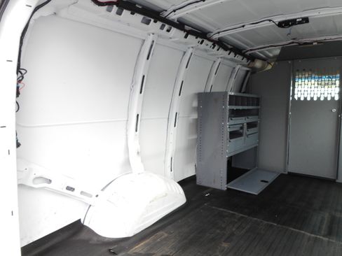 Used 2016 Chevrolet Express 2500 RWD image 17