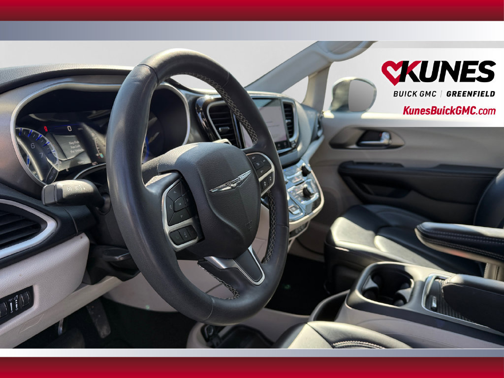 Used 2023 Chrysler Pacifica Touring-L FWD image 19