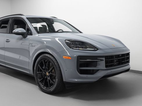 Certified 2024 Porsche Cayenne AWD/4WD image 9