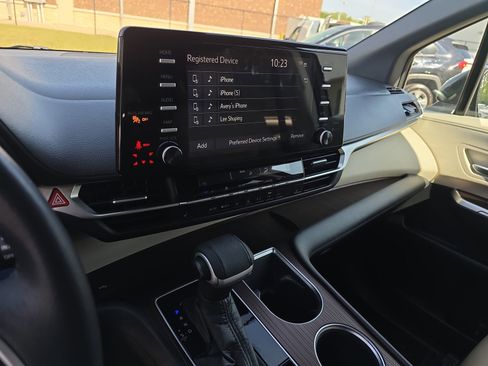 Used 2021 Toyota Sienna XLE FWD image 26