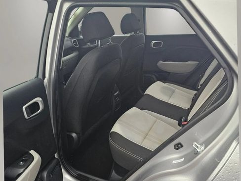 Used 2024 Hyundai Venue SEL FWD image 7