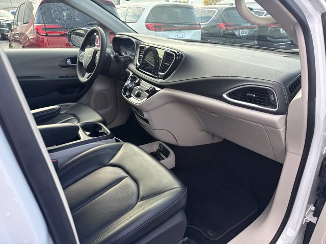 Certified 2024 Chrysler Pacifica Touring-L FWD image 25