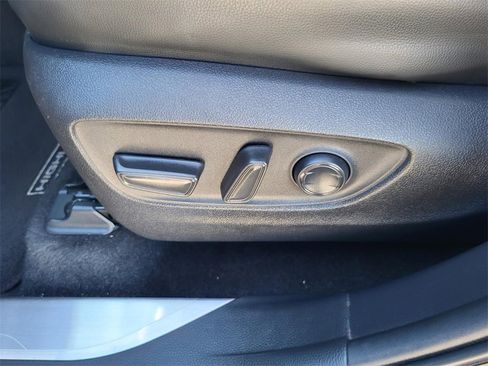 Used 2023 Toyota Highlander XLE image 19