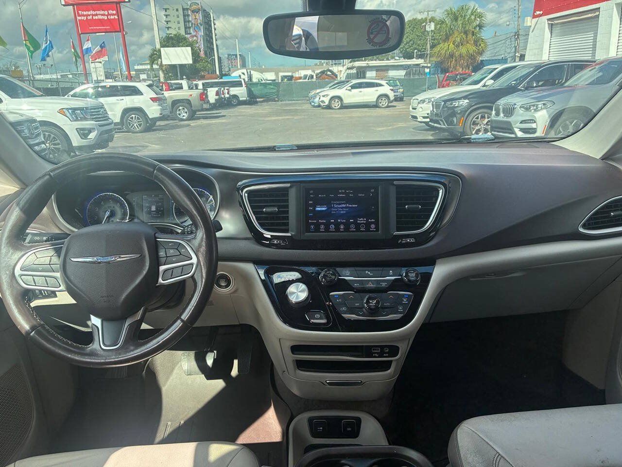 Used 2018 Chrysler Pacifica Touring-L FWD image 13