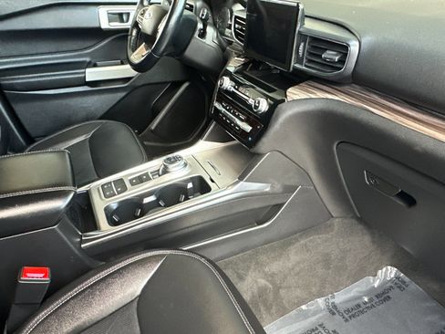 Certified 2022 Ford Explorer Limited w/ Equipment Group 301A image 18