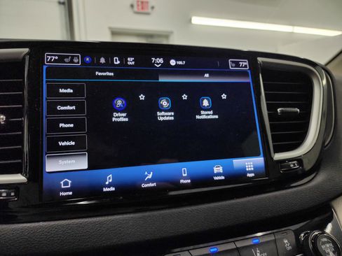 Used 2024 Chrysler Pacifica Touring-L image 57