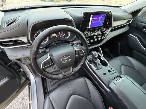 Used 2024 Toyota Highlander XLE FWD image 19