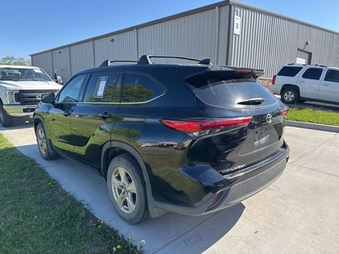 Used 2021 Toyota Highlander L image 2