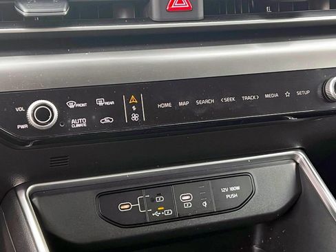 Used 2025 Kia Carnival SX Prestige image 31